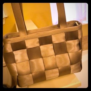 Harveys seatbelt shoulder bag